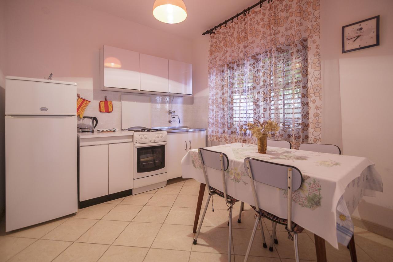 Apartmani Jordana Komiza Exterior photo