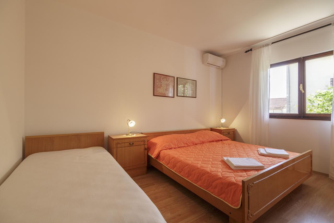 Apartmani Jordana Komiza Exterior photo