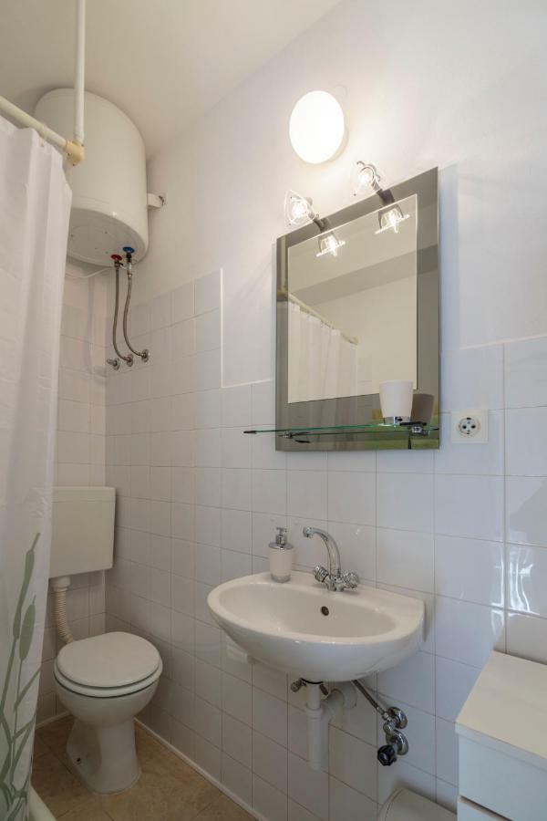 Apartmani Jordana Komiza Exterior photo