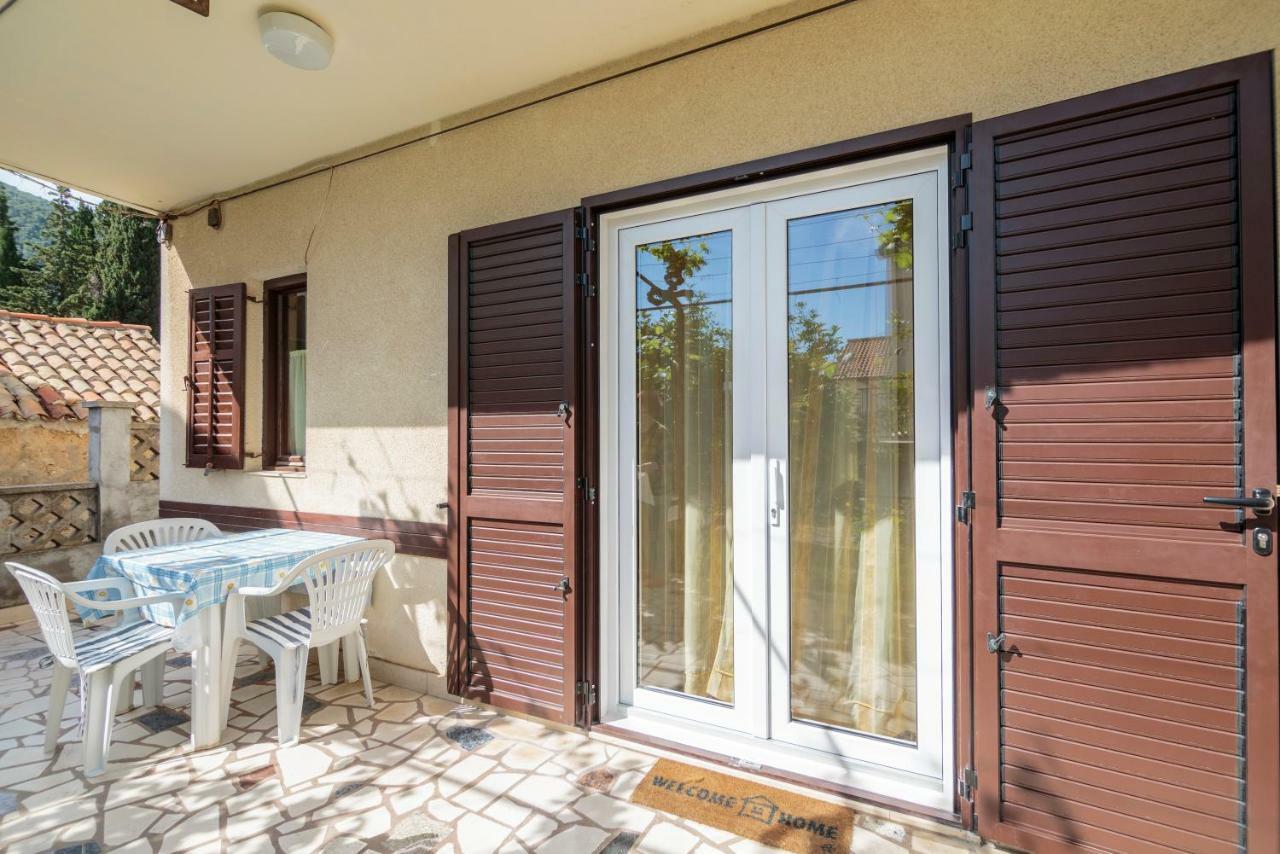 Apartmani Jordana Komiza Exterior photo
