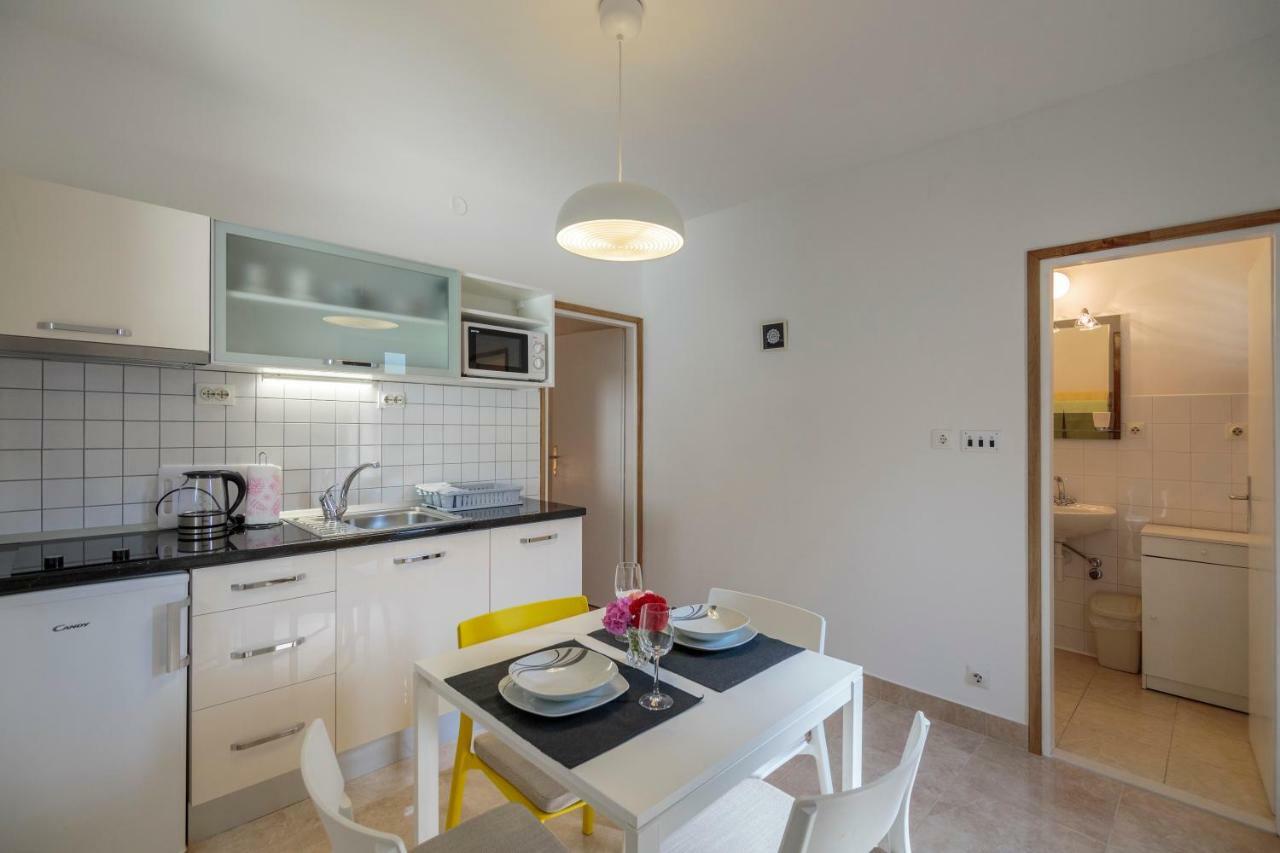 Apartmani Jordana Komiza Exterior photo