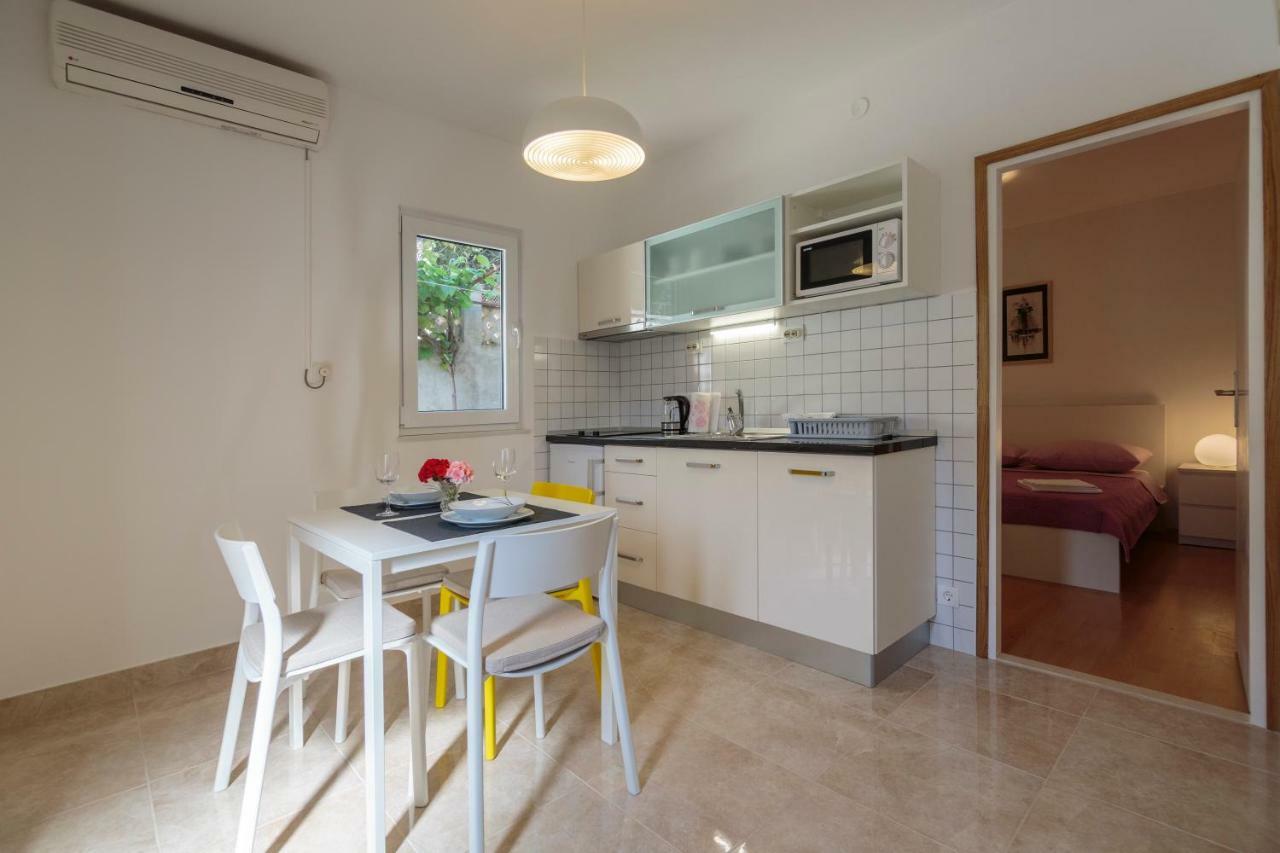 Apartmani Jordana Komiza Exterior photo