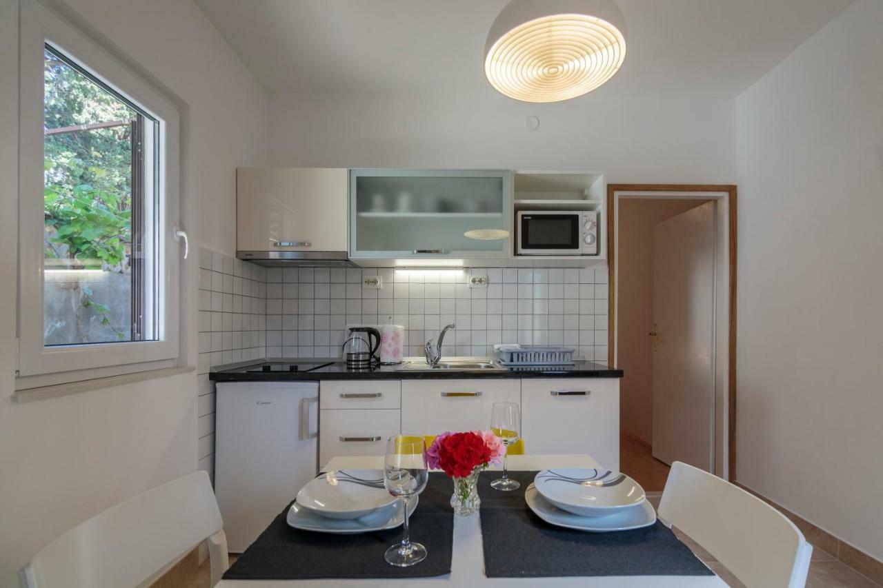 Apartmani Jordana Komiza Exterior photo