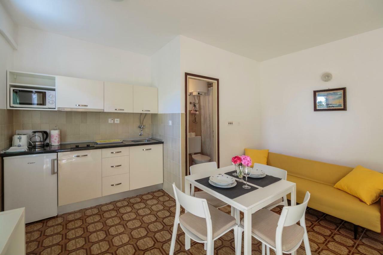 Apartmani Jordana Komiza Exterior photo