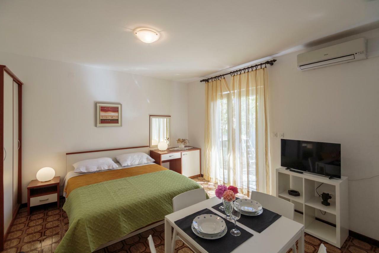 Apartmani Jordana Komiza Exterior photo